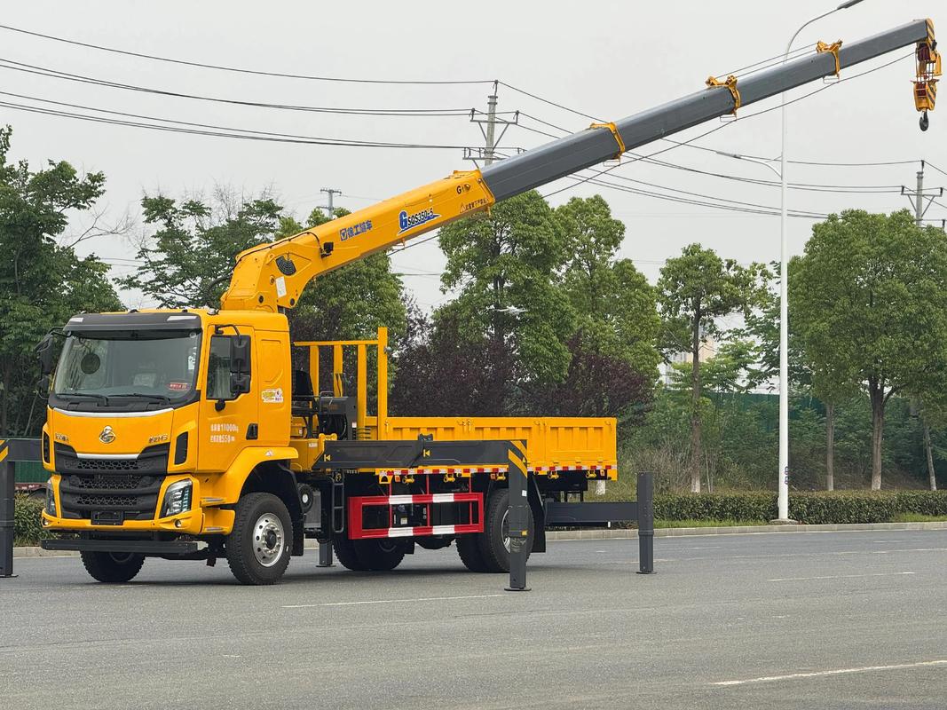 隨車吊廠家首發(fā) 柳汽乘龍玉柴270馬力搭配徐工14噸上裝，開創(chuàng)行業(yè)新標(biāo)桿
